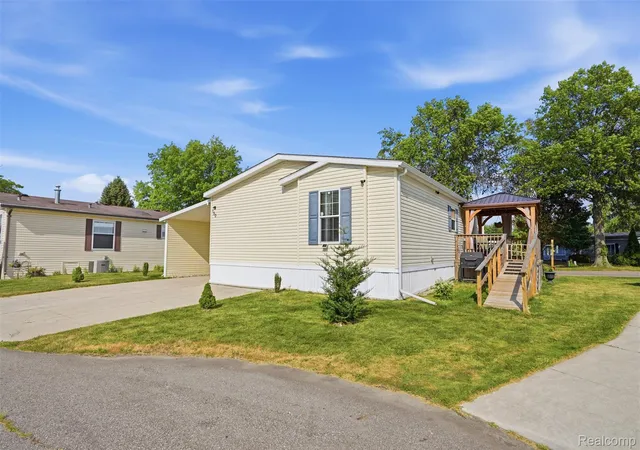 2nd image of 150 Whippoorwill Ln, Rochester Hills, MI 48309 | MLS# 20261061088