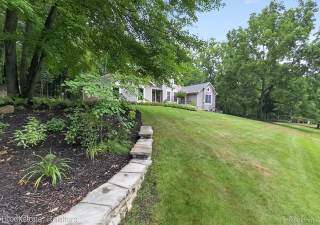 Photo 3 of Single family home for sale at 368 Bonnie Cir, Howell, MI 48843 | MLS# 20261061091 | Listing updated on 2026-08-29