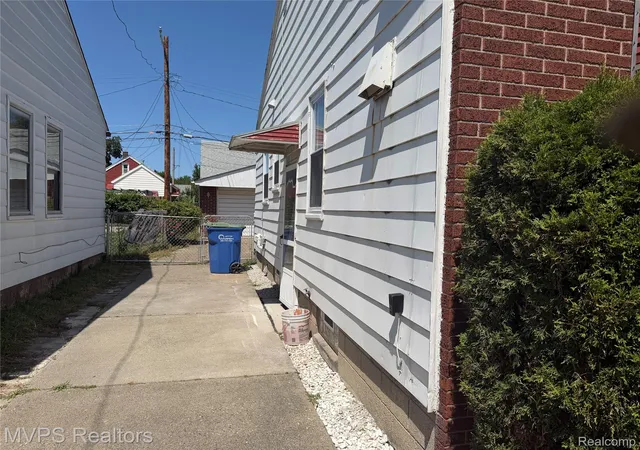 Photo 3 of Single family home for sale at 7567 Timken Ave, Warren, MI 48091 | MLS# 20261061112 | Listing updated on 2026-08-04