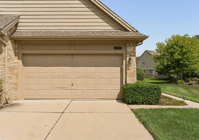 3rd image of 16725 Pearlcreek Ct, Macomb, MI 48042 | MLS# 58050217320