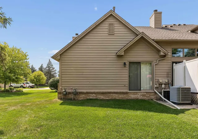 4th image of 16725 Pearlcreek Ct, Macomb, MI 48042 | MLS# 58050217320