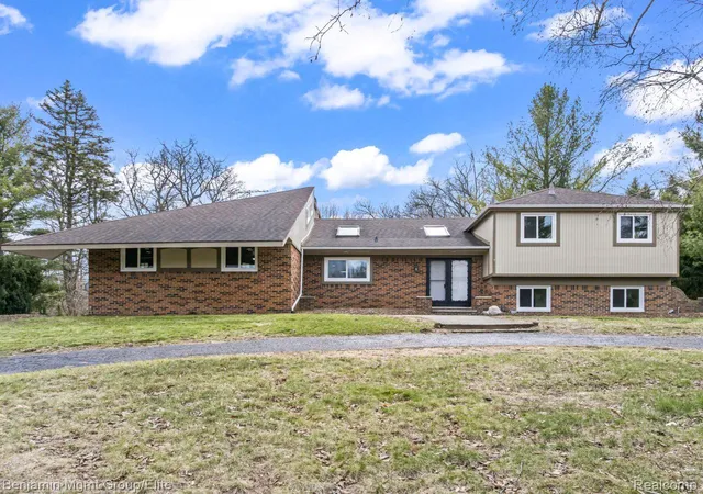 2nd image of 5910 Cedar Knoll Dr, Brighton, MI 48116 | MLS# 20261061180