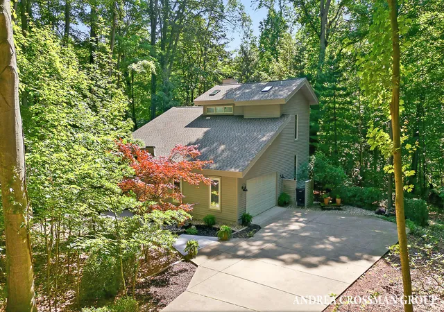 1st image of 1215 Ash Dr, South Haven, MI 49090 | MLS# 71026040452