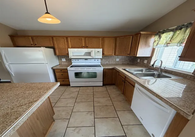 Listing Photo 5 - Condo for sale in building located at 9360 Lake Park Dr, Grand Blanc, MI 48439