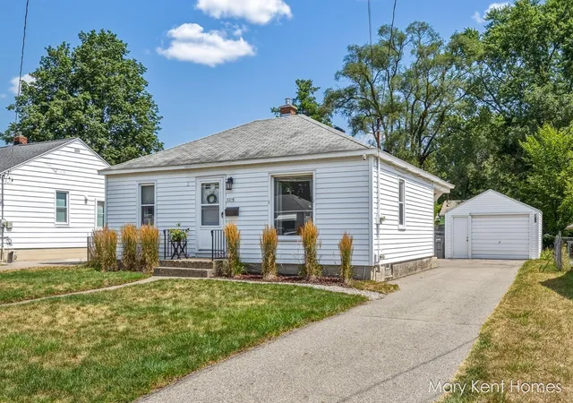1st image of 3216 Sw Hillcroft Ave Sw, Grand Rapids, MI 49548 | MLS# 65026040465