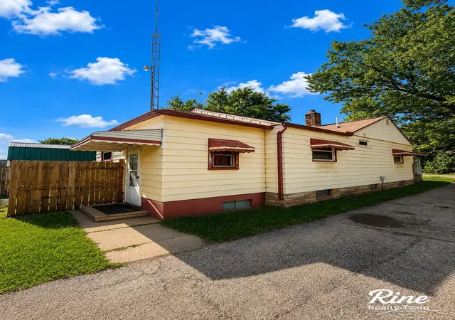 5th image of 3204 E Hemphill Rd, Burton, MI 48529 | MLS# 61050217350