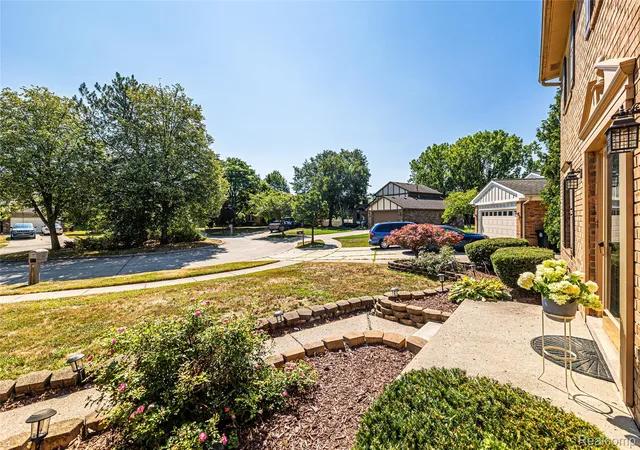 4th image of 15569 Penn Dr, Livonia, MI 48154 | MLS# 20261061235