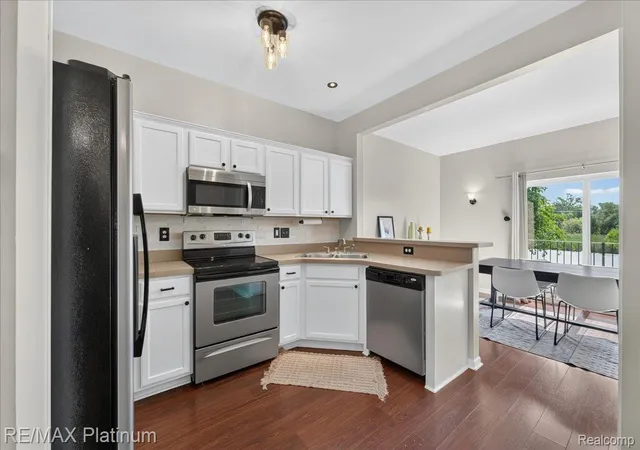 Listing Photo 4 - Condo for sale in building located at 1602 Pinecroft Ln, Howell, MI 48843