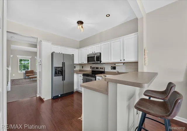 Listing Photo 5 - Condo for sale in building located at 1602 Pinecroft Ln, Howell, MI 48843