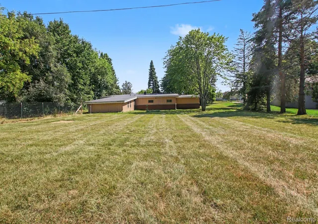 Photo 4 of Single family home for sale at 7800 W Sharpe Rd, Fowlerville, MI 48836 | MLS# 20261061266 | Listing updated on 2026-09-10
