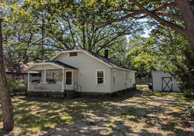 Photo 2 of Single family home for sale at 1925 Valley St, Muskegon, MI 49442 | MLS# 71026040493 | Listing updated on 2026-08-06