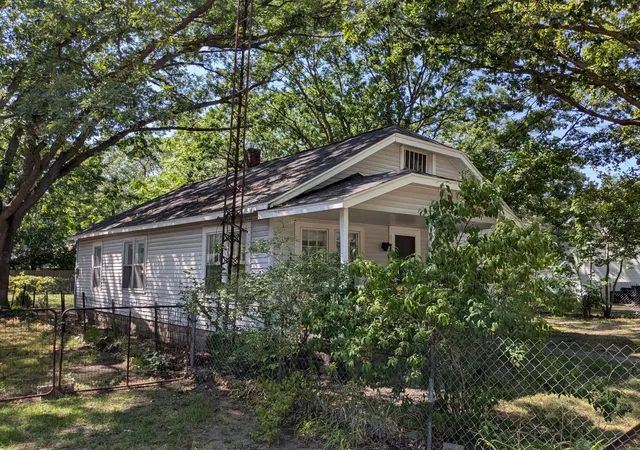 Photo 3 of Single family home for sale at 1925 Valley St, Muskegon, MI 49442 | MLS# 71026040493 | Listing updated on 2026-08-06