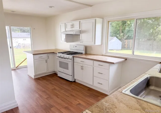 2nd image of 21420 Jefferson St, Farmington Hills, MI 48336 | MLS# 20261061295