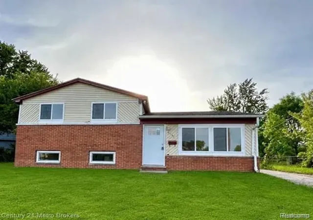 Photo 1 of Single family home for sale at 1009 E Holbrook Ave, Flint, MI 48505 | MLS# 20261061299 | Listing updated on 2026-09-13