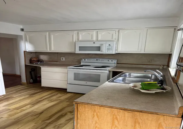 Photo 2 of Single family home for sale at 306 W Parkway Ave, Flint, MI 48505 | MLS# 20261061301 | Listing updated on 2026-09-13