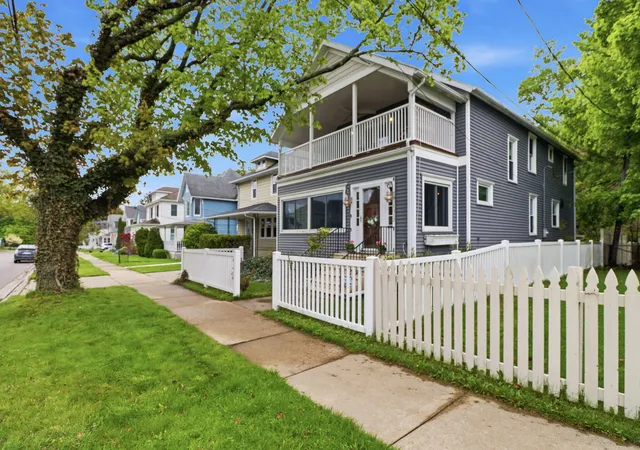 1st image of 1012 Pearl St, Saint Joseph, MI 49085 | MLS# 69026040508