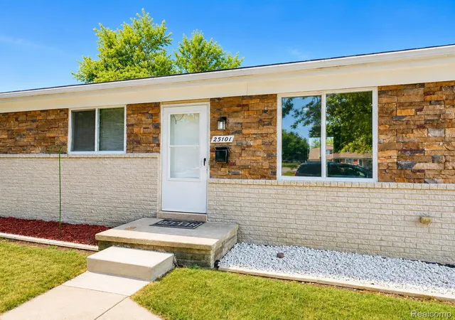 3rd image of 25101 Masch Ave, Warren, MI 48091 | MLS# 20261061366