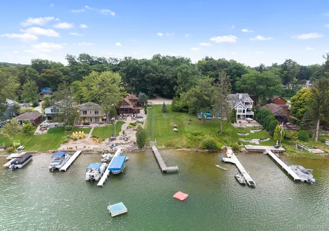 Photo 2 of Single family home for sale at 10492 Lake Shore Dr, Fenton, MI 48430 | MLS# 20261061371 | Listing updated on 2026-09-08