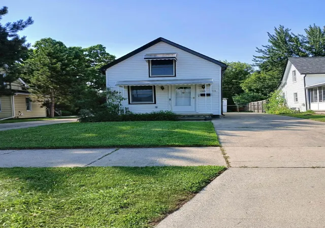 Photo 2 of Single family home for sale at 193 Robertson St, Mount Clemens, MI 48043 | MLS# 58050217396 | Listing updated on 2026-08-05