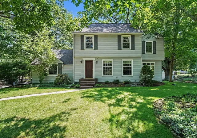1st image of 1110 Oakleigh Ave Nw, Grand Rapids, MI 49504 | MLS# 65026040557