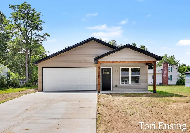 3rd image of 723 N Burgess St, Greenville, MI 48838 | MLS# 65026040562