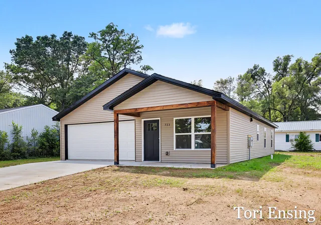 4th image of 723 N Burgess St, Greenville, MI 48838 | MLS# 65026040562