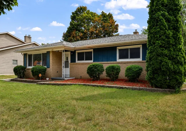 2nd image of 3815 Walton Dr, Lansing City Ingham, MI 48910 | MLS# 81026040572
