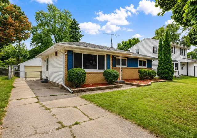 3rd image of 3815 Walton Dr, Lansing City Ingham, MI 48910 | MLS# 81026040572