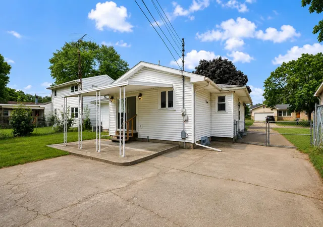4th image of 3815 Walton Dr, Lansing City Ingham, MI 48910 | MLS# 81026040572