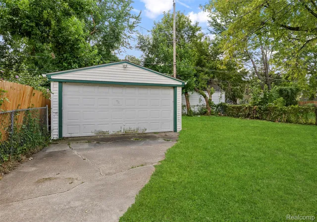 Photo 3 of Single family home for sale at 7220 Toepfer Rd, Warren, MI 48091 | MLS# 20261061431 | Listing updated on 2026-09-01