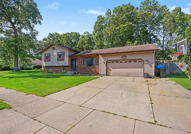 Photo 3 of Single family home for sale at 1452 Adams Ave, Muskegon, MI 49442 | MLS# 71026040589 | Listing updated on 2026-09-18