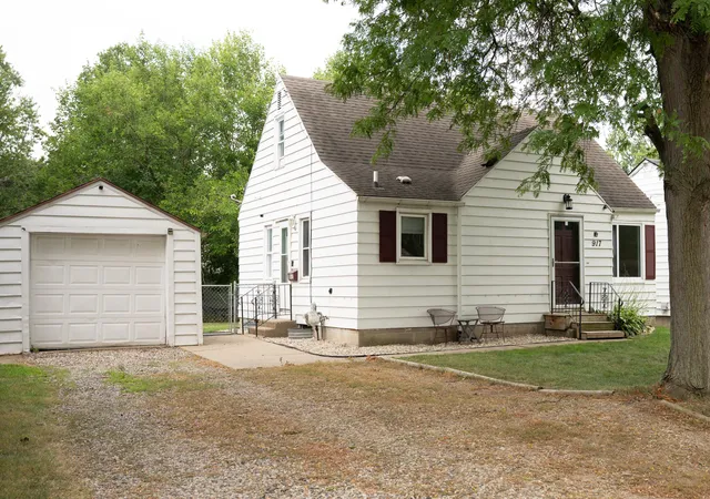 3rd image of 917 Clearview St, Kalamazoo, MI 49048 | MLS# 66026040593
