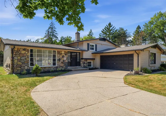 Photo 1 of Sale Pending at 27545 Abington St, Southfield, MI 48076 | MLS# 20261061461 | Listing updated on 2026-08-24