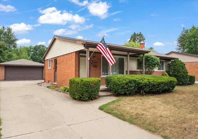 4th image of 31733 Pembroke St, Livonia, MI 48152 | MLS# 81026040617