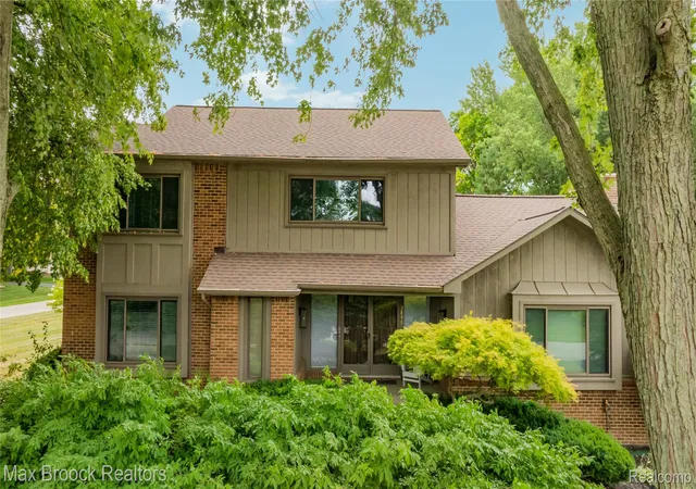 2nd image of 3846 Spanish Oaks Dr, West Bloomfield, MI 48323 | MLS# 20261061523