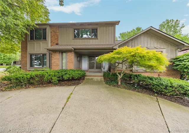3rd image of 3846 Spanish Oaks Dr, West Bloomfield, MI 48323 | MLS# 20261061523