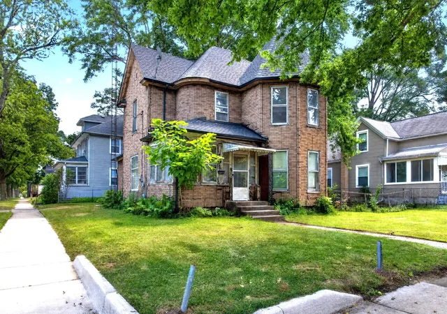 Photo 1 of Single family home for sale at 401 S Elm Ave, Jackson, MI 49203 | MLS# 55026040648 | Listing updated on 2026-09-09