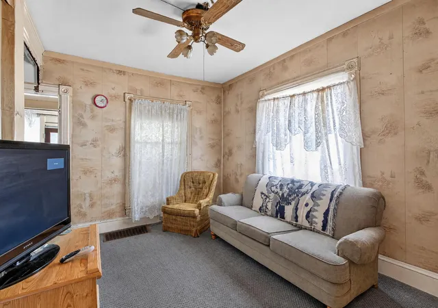 Photo 3 of Single family home for sale at 401 S Elm Ave, Jackson, MI 49203 | MLS# 55026040648 | Listing updated on 2026-09-09