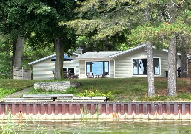 2nd image of 2737 N Lakeview Dr, Sanford, MI 48657 | MLS# 20261061533