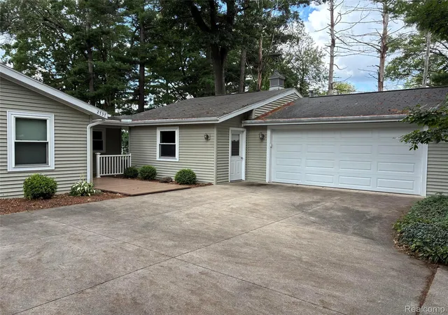 Photo 3 of Single family home for sale at 2737 N Lakeview Dr, Sanford, MI 48657 | MLS# 20261061533 | Listing updated on 2026-09-22