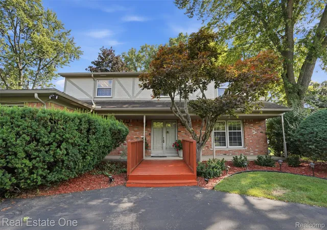 Photo 1 of Sale Pending at 30752 Woodstream Ct, Farmington Hills, MI 48334 | MLS# 20261061539 | Listing updated on 2026-09-06