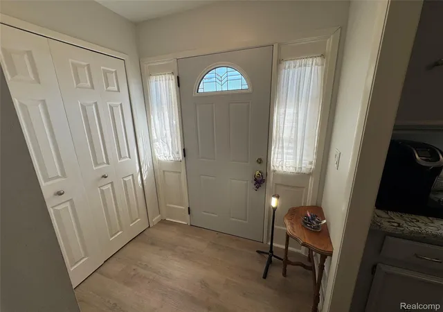 Listing Photo 4 - Condo for sale in building located at 1764 Brentwood Dr, Troy, MI 48098