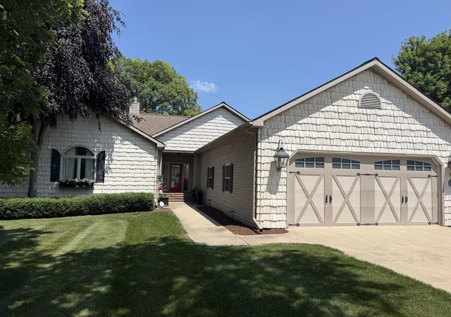 Photo 2 of Single family home for sale at 4240 Dawn Dr, Hillsdale, MI 49242 | MLS# 53026040660 | Listing updated on 2026-08-17