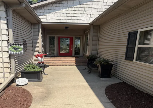 Photo 3 of Single family home for sale at 4240 Dawn Dr, Hillsdale, MI 49242 | MLS# 53026040660 | Listing updated on 2026-08-17