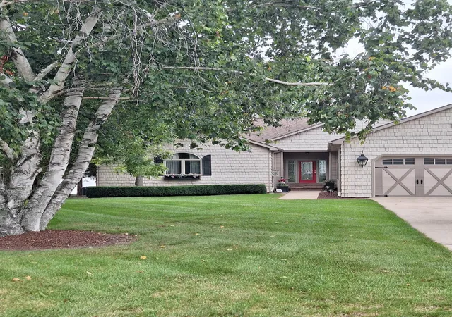 Photo 3 of Single family home for sale at 4240 Dawn Dr, Hillsdale, MI 49242 | MLS# 53026040660 | Listing updated on 2026-08-17