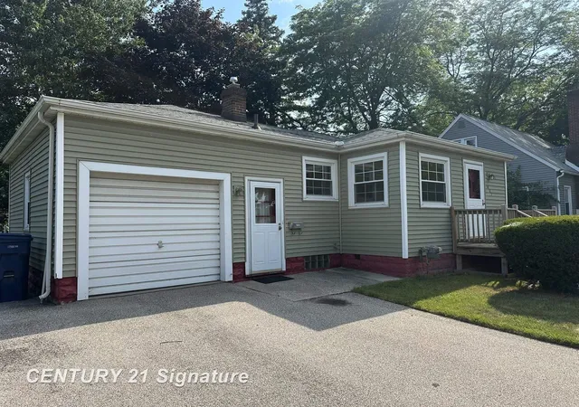 Photo 2 of Single family home for sale at 407 W Jenny St, Bay City, MI 48706 | MLS# 5050217454 | Listing updated on 2026-10-22