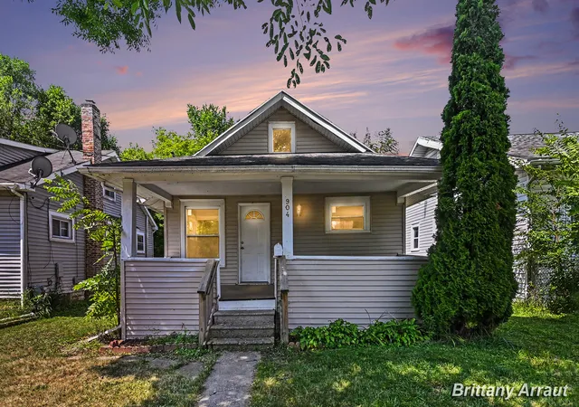 2nd image of 904 Riverview Ave, Lansing City Ingham, MI 48915 | MLS# 65026040691