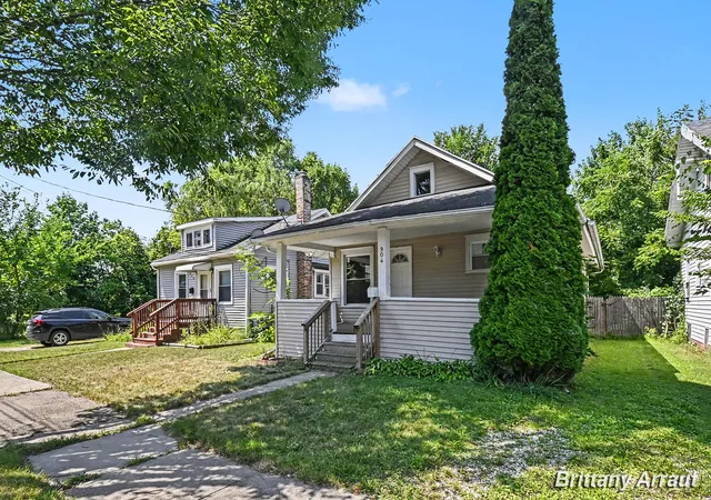 3rd image of 904 Riverview Ave, Lansing City Ingham, MI 48915 | MLS# 65026040691