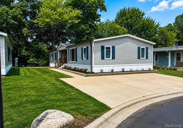 Photo 1 of Single family home for sale at 11410 N Lake Dr, Fenton, MI 48430 | MLS# 20261061609 | Listing updated on 2026-09-08