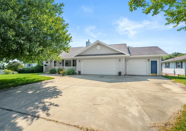 Photo 3 of Single family home for sale at 12085 W Indian Lake Dr, Vicksburg, MI 49097 | MLS# 66026040700 | Listing updated on 2026-09-09